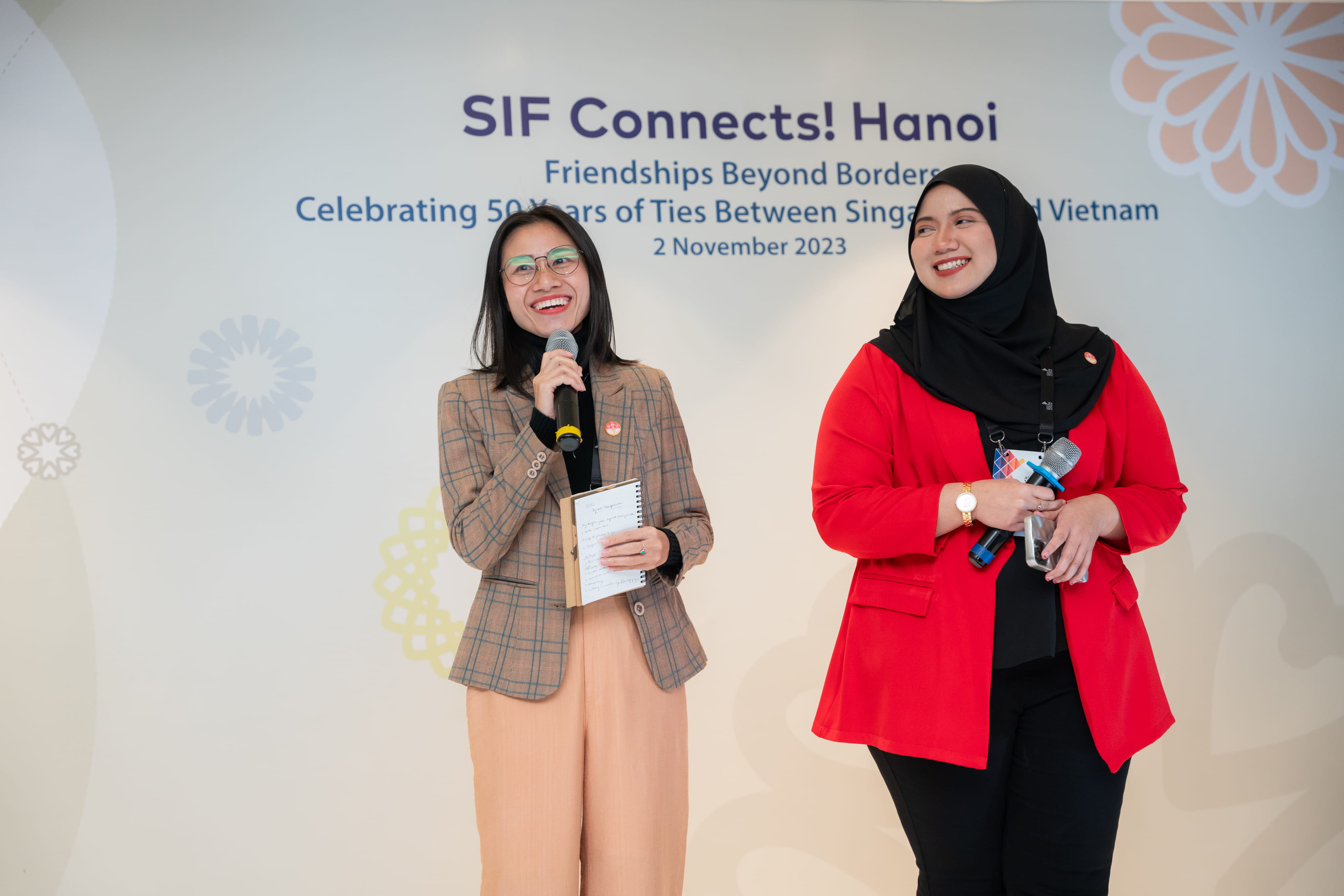 2 Fellows sharing their AYF experience at SIF Connects! Hanoi